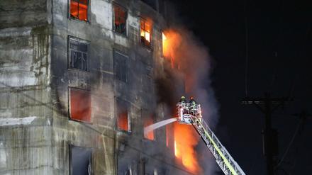 Die Feuerwehr löscht ein brennendes Fabrikgebäude in Rupganj in Bangladesch.