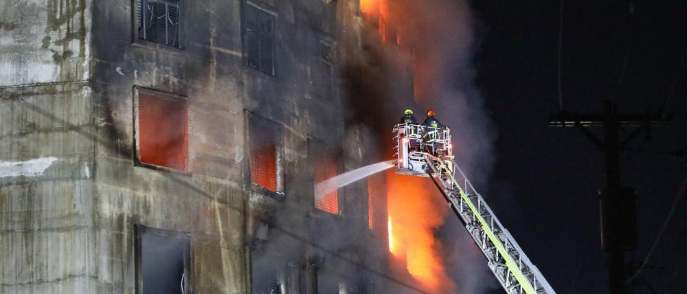 Die Feuerwehr löscht ein brennendes Fabrikgebäude in Rupganj in Bangladesch.