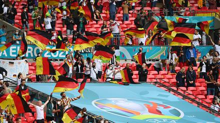 Ein britischer Fußballfan hat im Internet eine Spendenkampagne für ein kleines deutsches Mädchen gestartet.