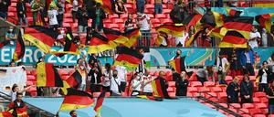 Ein britischer Fußballfan hat im Internet eine Spendenkampagne für ein kleines deutsches Mädchen gestartet.