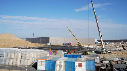 Blick auf die Tesla-Baustelle in Grünheide. 