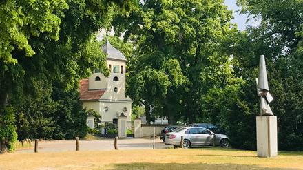 Hier die Wiese vor der Dorfkirche Berlin-Kladow. Rechts: das Kunstwerk von Volkmar Haase. Sonst wird die Wiese nicht genutzt.