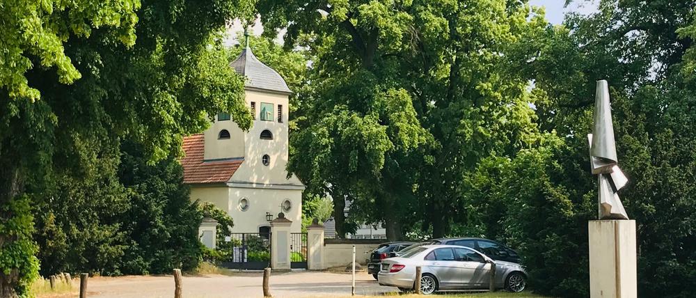 Hier die Wiese vor der Dorfkirche Berlin-Kladow. Rechts: das Kunstwerk von Volkmar Haase. Sonst wird die Wiese nicht genutzt.