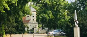 Hier die Wiese vor der Dorfkirche Berlin-Kladow. Rechts: das Kunstwerk von Volkmar Haase. Sonst wird die Wiese nicht genutzt.