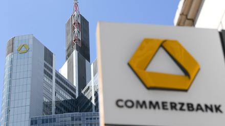 Immer mehr Kundinnen und Kunden wickeln ihre Bankgeschäfte elektronisch ab. Die Commerzbank zieht daraus ihre Konsequenzen.