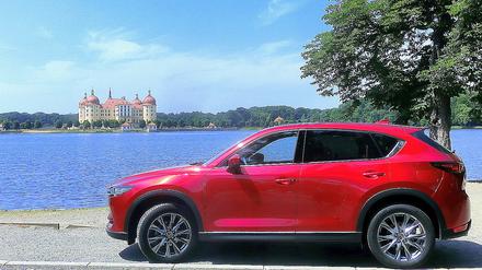 Außen wurde am Mazda CX-5 nur wenig verändert (Im Hintergrund Schloß Moritzburg).