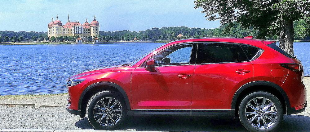 Außen wurde am Mazda CX-5 nur wenig verändert (Im Hintergrund Schloß Moritzburg).