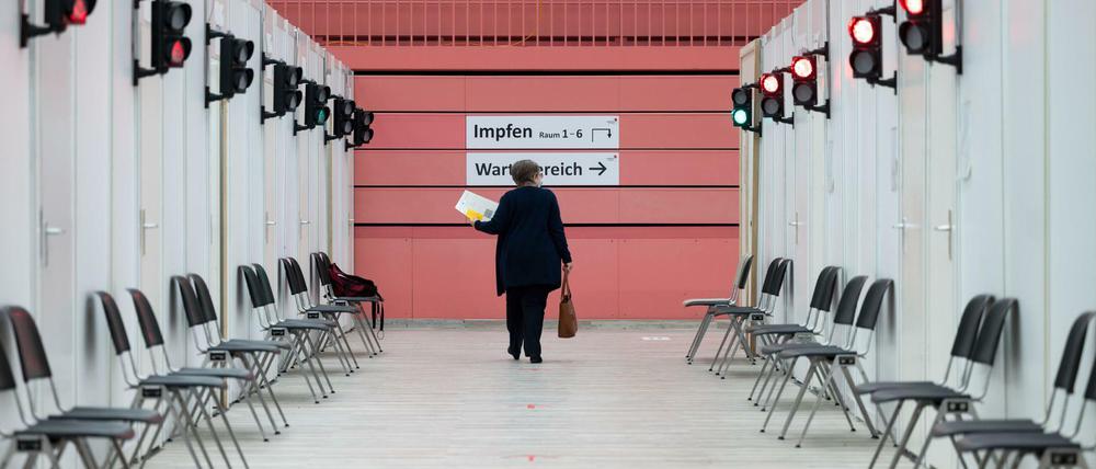 Eine Besucherin des Impfzentrums Tübingen geht in der Paul-Horn-Arena zur Impfung.