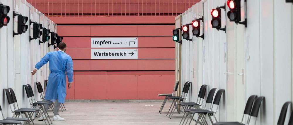 Leeres Impfzentrum. Es soll keine Strafen für Schwänzer von Impfterminen geben.