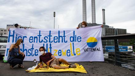 Die Demonstranten protestieren gegen die Pläne von Vattenfall und dem Berliner Senat, fossile Energie bis 2050 zu nutzen. Die Aktion ist Teil eines bundesweiten Aktionstags gegen den Bau neuer Gaskraftwerke. 