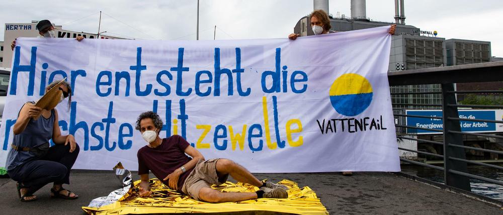 Die Demonstranten protestieren gegen die Pläne von Vattenfall und dem Berliner Senat, fossile Energie bis 2050 zu nutzen. Die Aktion ist Teil eines bundesweiten Aktionstags gegen den Bau neuer Gaskraftwerke.