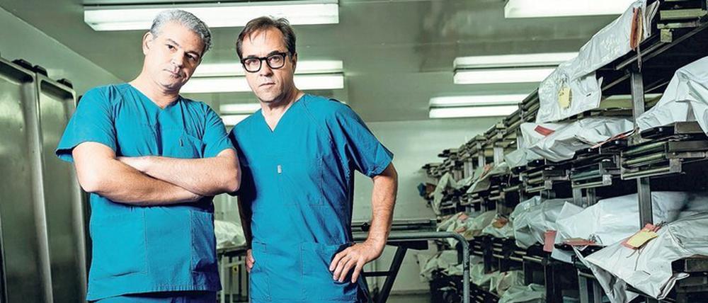 Jan Josef Liefers, der im Münsteraner „Tatort“ den Pathologen Boerne spielt, lässt sich von Professor Michael Tsokos (li.) den Kühlraum des Berliner Instituts für Rechtsmedizin zeigen. 60 Leichen können hier gelagert werden, ein weiterer Raum fasst 30 Tote. 