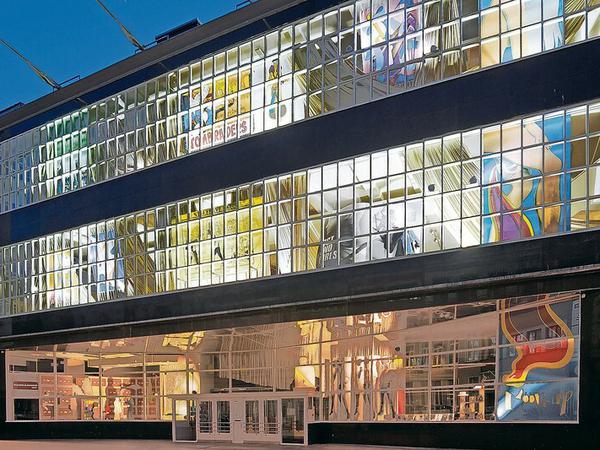Vom Kaufhaus zum Kunsttempel. Das Mu.ZEE wurde nach Plänen des Architekten Gaston Eysselinck erbaut, einem Wegbereiter der Moderne in Belgien.