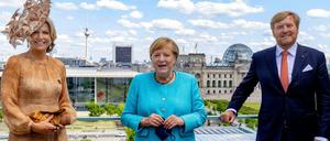 Das Königspaar zusammen mit der Kanzlerin.