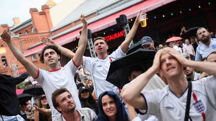 Englandfans feiern in der Kulturbrauerei den Sieg ihre Mannschaft gegen Deutschland.