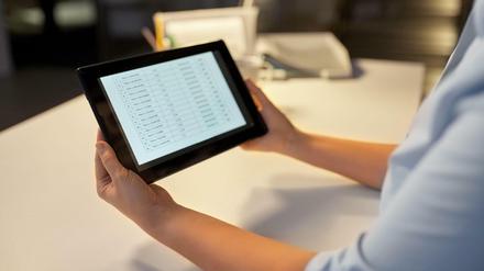 Mit dem Tablet sollen Gefangene Kontakt zur Außenwelt bekommen. (Symbolbild)