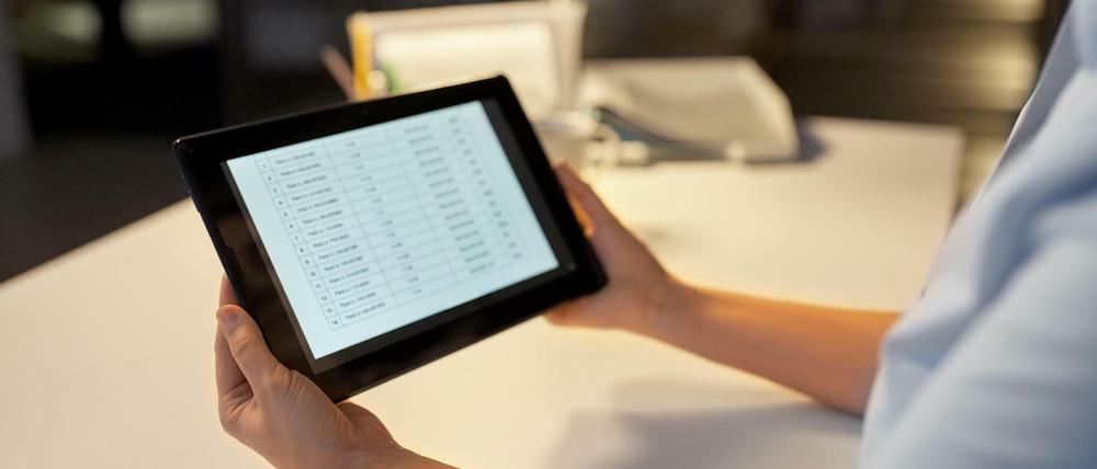 Mit dem Tablet sollen Gefangene Kontakt zur Außenwelt bekommen. (Symbolbild)