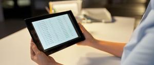 Mit dem Tablet sollen Gefangene Kontakt zur Außenwelt bekommen. (Symbolbild)
