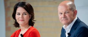 Annalena Baerbock (Grüne) und Olaf Scholz (SPD) fordern im Wahlkampf die Union heraus.