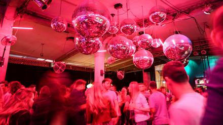 Dutzende Menschen tanzen in einem Club zur Musik. (Symbolbild)