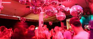 Dutzende Menschen tanzen in einem Club zur Musik. (Symbolbild)