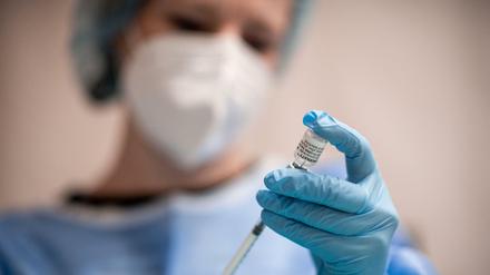 Eine Mitarbeiterin des Impfzentrums in Essen bereit den Impfstoff von Biontech/Pfizer vor.