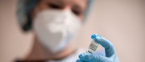 Eine Mitarbeiterin des Impfzentrums in Essen bereit den Impfstoff von Biontech/Pfizer vor.