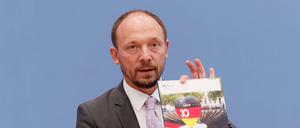 Der Ostbeauftragte Marco Wanderwitz stellt den Bericht Deutsche Einheit vor.