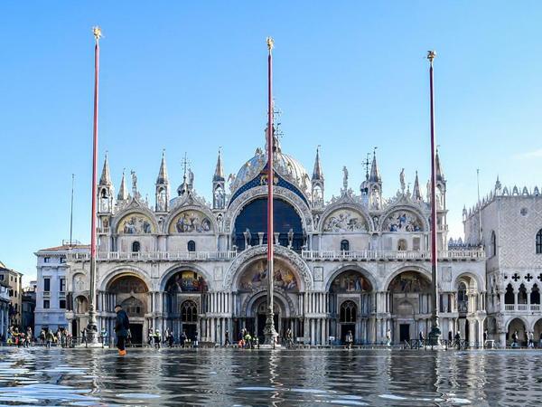 Der Markusdom in Venedig mit seiner reich verzierten Fassade.