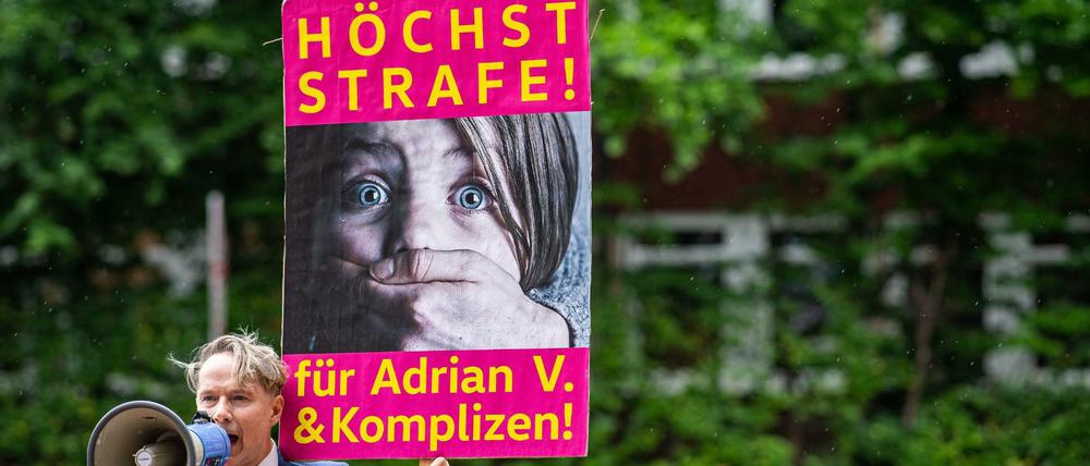 Sichtbarmachen will auch Mark Bellinghaus von Saturdays for Children die Pädokriminalität. Hier in Münster vor dem Gericht. 