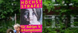 Sichtbarmachen will auch Mark Bellinghaus von Saturdays for Children die Pädokriminalität. Hier in Münster vor dem Gericht.