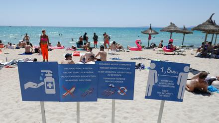 Touristen am Strand von Arenal in Palma de Mallorca.