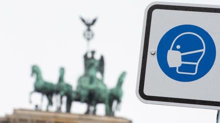 Ein Hinweisschild auf die Maskenpflicht - meist reicht künftig eine OP-Maske.