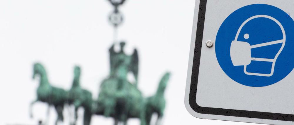 Ein Hinweisschild auf die Maskenpflicht - meist reicht künftig eine OP-Maske.