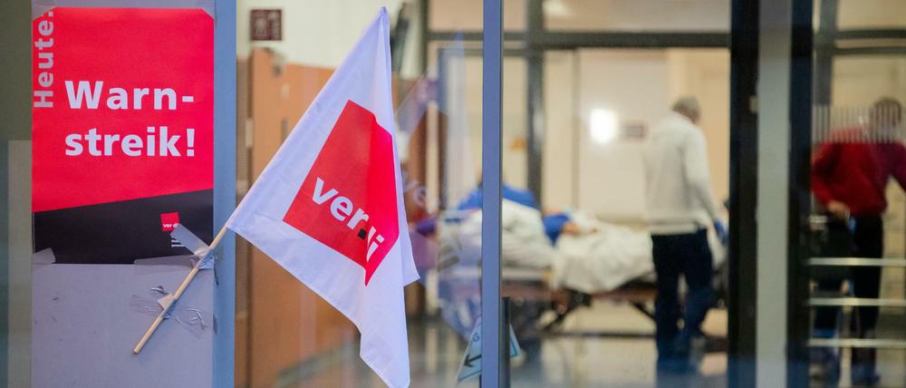Die Berliner Charité und Vivantes stecken im zweiten Tarifstreit: Verdi ruft die Beschäftigten beider Unternehmen nun für Donnerstag und Freitag zu Warnstreiks auf.
