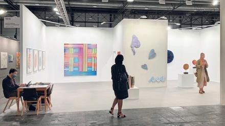 Blick in die Koje der Galerie Nächst St. Stephan mit Werken von Bernard Frize, Luisa Kasalicky und Sheila Hicks (v.l.n.r.).