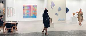Blick in die Koje der Galerie Nächst St. Stephan mit Werken von Bernard Frize, Luisa Kasalicky und Sheila Hicks (v.l.n.r.).