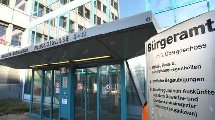 Das Bürgeramt im Rathaus Kreuzberg in der Yorckstraße. Bisher kamen Bürgerinnen und Bürger kaum an Termine in Berlins Bürgerämter. Das soll sich nun ändern.