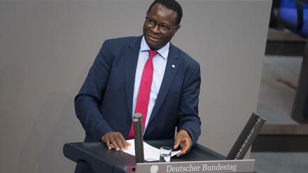 Karamba Diaby (SPD) spricht im Kurzinterview unter anderem über den Völkermord an den Herero und Nama.
