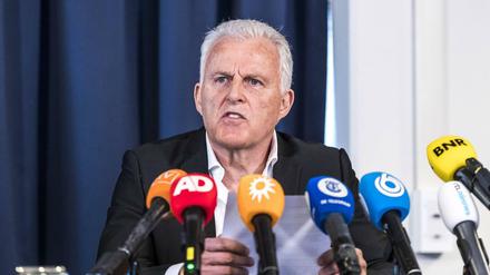 Der Journalist Peter R de Vries – hier bei einer Pressekonferenz im Juni 2020.