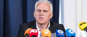 Der Journalist Peter R de Vries – hier bei einer Pressekonferenz im Juni 2020.