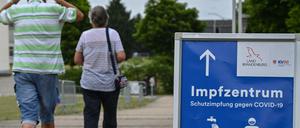 Zwei Personen gehen zum Impfzentrum der Stadt Frankfurt (Oder).