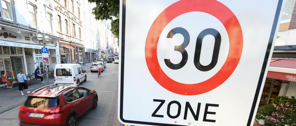 Ein Verkehrsschild weist auf eine Tempo 30-Zone hin. Sieben deutsche Großstädte wollen in einem Politprojekt schon bald großflächig Tempo 30 testen.