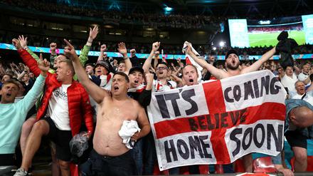 Risiko im Stadion. Englische Fußballfans feuern ihr Team in Wembley im Halbfinalspiel gegen Dänemark an.
