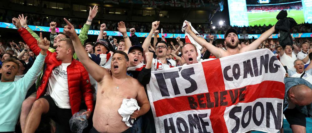 Risiko im Stadion. Englische Fußballfans feuern ihr Team in Wembley im Halbfinalspiel gegen Dänemark an.