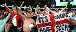 Risiko im Stadion. Englische Fußballfans feuern ihr Team in Wembley im Halbfinalspiel gegen Dänemark an.