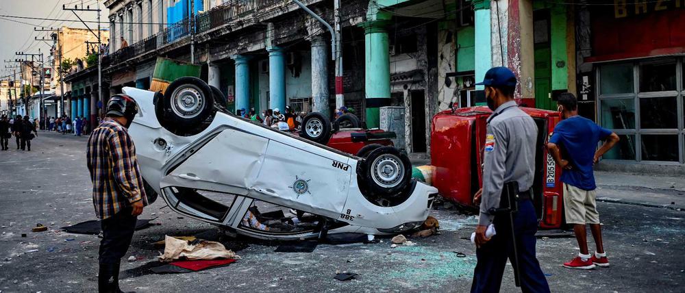 Umgestürzte Autos nach Protesten in Havanna 