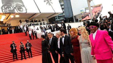 Die Jurymitglieder Mati Diop, Kleber Mendonca Filho, Jessica Hausner, Tahar Rahim, Mylene Farmer, Melanie Laurent und Spike Lee (von links) am roten Teppich. 