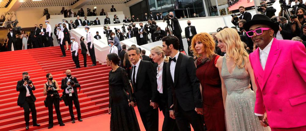 Die Jurymitglieder Mati Diop, Kleber Mendonca Filho, Jessica Hausner, Tahar Rahim, Mylene Farmer, Melanie Laurent und Spike Lee (von links) am roten Teppich.