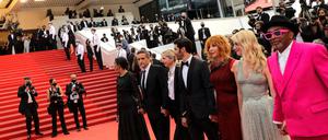 Die Jurymitglieder Mati Diop, Kleber Mendonca Filho, Jessica Hausner, Tahar Rahim, Mylene Farmer, Melanie Laurent und Spike Lee (von links) am roten Teppich. 
